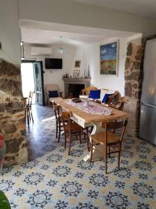 een keuken en eetkamer met een tafel en stoelen bij Casa Matilda - Abbasanta - Sardegna - IUN R4877 in Abbasanta