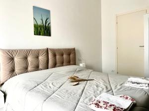 A bed or beds in a room at Appartamento Le Risaie