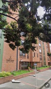 un edificio de ladrillo con un cartel en el costado en Macondo-Habitación zona céntrica, en pleno corazón, en Bogotá