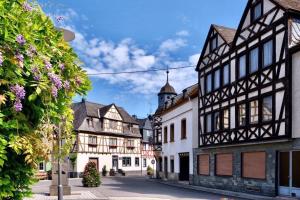 a street in a town with black and white buildings at Villa Lahr in Lahr