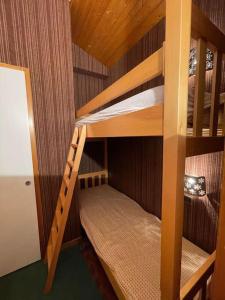kilka łóżek piętrowych w pokoju w obiekcie Appartement duplex avec vue sur le domaine skiable w mieście Le Grand-Bornand