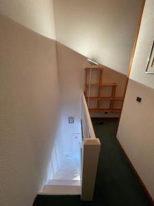 korytarz ze schodami w pokoju w obiekcie Appartement duplex avec vue sur le domaine skiable w mieście Le Grand-Bornand
