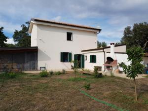 una casa bianca con un tubo verde nel cortile di Casa Matilda - Abbasanta - Sardegna - IUN R4877 ad Abbasanta
