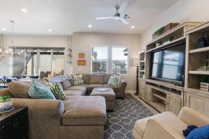 uma sala de estar com um sofá e uma televisão de ecrã plano em Ocotillo Springs 2 Includes a Private Hot Tub em Santa Clara