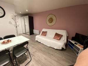 カーニュ・シュル・メールにあるAppartement moderne 2 piècesのベッドルーム1室(ベッド1台、テーブル、椅子付)
