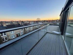 einen Balkon eines Gebäudes mit Stadtblick in der Unterkunft City Centre, Sleeps 7, Stunning Views & Parking, Interconnected Rooms LONG STAY WORK CONTRACTOR LEISURE, DIAMOND PENTHOUSE in Chesterton