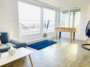 una sala de estar con un juguete de perro sobre una alfombra azul en City Centre, Sleeps 7, Stunning Views & Parking, Interconnected Rooms LONG STAY WORK CONTRACTOR LEISURE, DIAMOND PENTHOUSE, en Chesterton