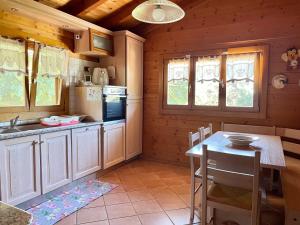 cocina con fregadero y mesa en una habitación en Chalet San Martino, en San Martino in Colle