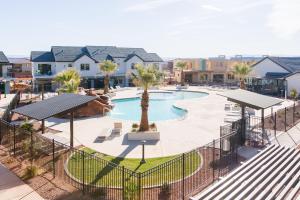 uma imagem de uma piscina num resort em Ocotillo Springs 2 Includes a Private Hot Tub em Santa Clara
