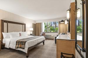 een hotelkamer met een bed en een badkamer bij Knott's Berry Farm Hotel in Buena Park