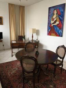 una sala de estar con una mesa y una pintura en la pared en Pousada Barroco na Bahia, en Salvador