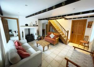 sala de estar con sofá y silla en Main Street Cottage, Ballintoy en Ballintoy