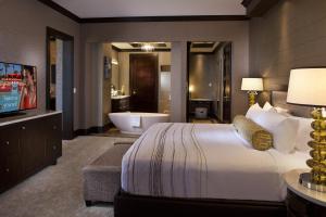 Postel nebo postele na pokoji v ubytování Golden Nugget Lake Charles