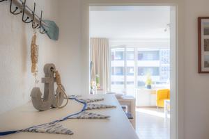 ein Wohnzimmer mit einem Tisch und einem Anker darauf in der Unterkunft Ferienwohnungen im Haus Strandburg Grömitz in Grömitz
