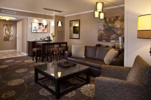查爾斯湖的住宿－查爾斯湖金塊酒店，客厅配有沙发和桌子