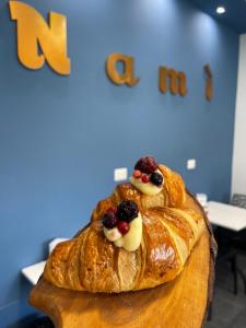 Un gran croissant con dos pájaros encima. en B&B Nami, en Palagianello