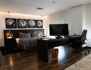 Uma televisão e/ou sistema de entretenimento em Studio Hotel Boutique