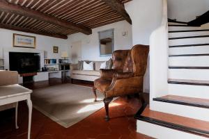 uma sala de estar com uma cadeira e um sofá em La Bastide em Les Arcs sur Argens