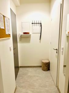 - un couloir avec une porte et un tabouret dans la chambre dans l'établissement Maria Apartment Liben, à Prague