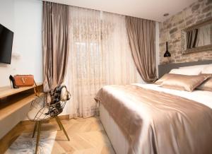 - une chambre avec un grand lit et une fenêtre dans l'établissement Luxury Apartments Lilly 2, à Split