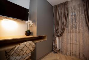 une chambre avec une chaise en face d'une fenêtre dans l'établissement Luxury Apartments Lilly 2, à Split