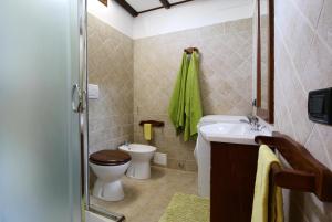 łazienka z toaletą i umywalką w obiekcie L'Antico Casale w mieście Galatone