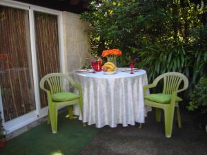 a table with two chairs and a bowl of fruit at Casa da Penalva in Santa Cruz do Lima