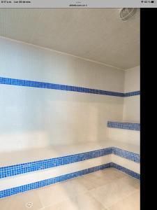 ein Bad mit blauen und weißen Wandfliesen in der Unterkunft Sensacional moderno , Bello Horizonte sector Irotama , Zazue in Santa Marta