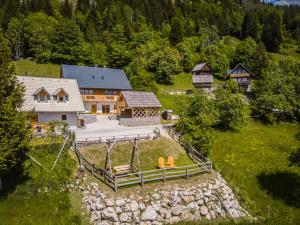una vista aérea de una casa con parque infantil en A house with the view, en Srednja Vas v Bohinju