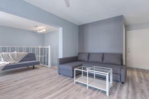 Гостиная зона в Once Upon A Tide Oceanview Condo Pet Friendly