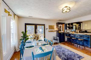 comedor con mesa y sillas y cocina en Charming Cottage, en Shallotte