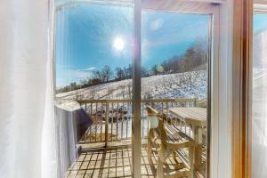 - une vue depuis la fenêtre d'un balcon avec une table dans l'établissement Chateau Ridge 223, à Blue Mountains