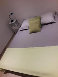 Łóżko lub łóżka w pokoju w obiekcie Belle villa piscine Provence Uzes climatisée