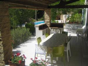 Ogród w obiekcie Belle villa piscine Provence Uzes climatisée