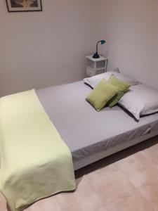Łóżko lub łóżka w pokoju w obiekcie Belle villa piscine Provence Uzes climatisée