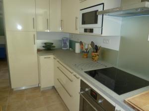 Kuchnia lub aneks kuchenny w obiekcie Belle villa piscine Provence Uzes climatisée