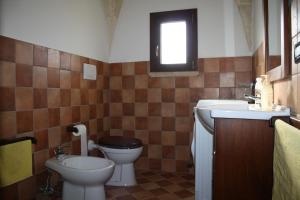 een badkamer met een toilet en een wastafel bij L'Antico Casale in Galatone