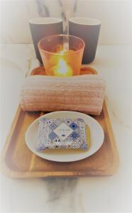 einen Teller auf einem hölzernen Tablett mit einer Kerze und einer Kerze in der Unterkunft Lisbon House Misericordia in Lissabon