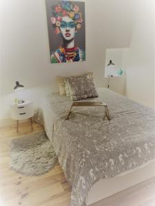 Schlafzimmer mit einem Bett mit Wandgemälde in der Unterkunft Lisbon House Misericordia in Lissabon