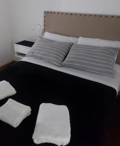 a bed with two white pillows on top of it at Lo que buscabas en Nueva Cordoba in Córdoba