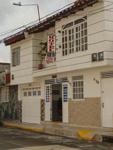 ein Gebäude mit einem Schild an der Seite in der Unterkunft Hotel Ciudad Señora Buga in Buga