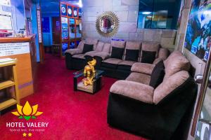 sala de estar con sofás y alfombra roja en Hotel Valery 2 estrellas, en Huaraz