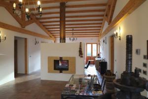 a living room with a fireplace and a tv at Agriturismo La Cascina di Opaco in Norcia