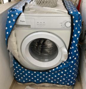 een wasmachine met een blauwe en witte doek eromheen bij Appartement beau et familial connecté in Tanger