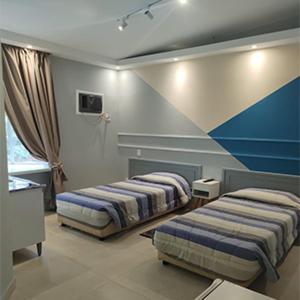 um quarto com duas camas num quarto em Hotel Casa Amarela em Avaré