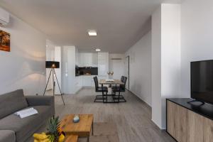 Televízia a/alebo spoločenská miestnosť v ubytovaní Apartments Cesare
