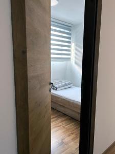 Un pat sau paturi într-o cameră la Apartman LENA