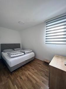 Apartman LENA في بييلاشنيتسا: غرفة نوم بسرير وارضية خشبية