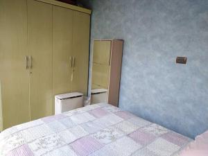 - une chambre avec un lit et un réfrigérateur dans l'établissement Alquiler de apartamento en Lince, à Lima