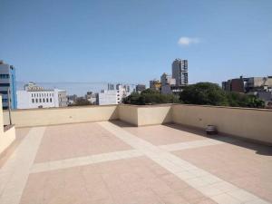 a balcony with a view of a city at Alquiler de apartamento en Lince in Lima